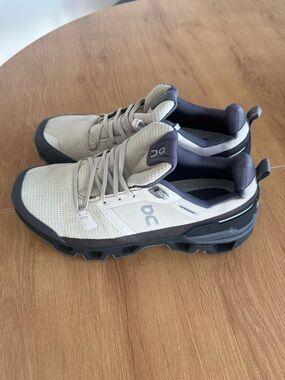 On Cloudwander Waterproof Size 8.5 Men